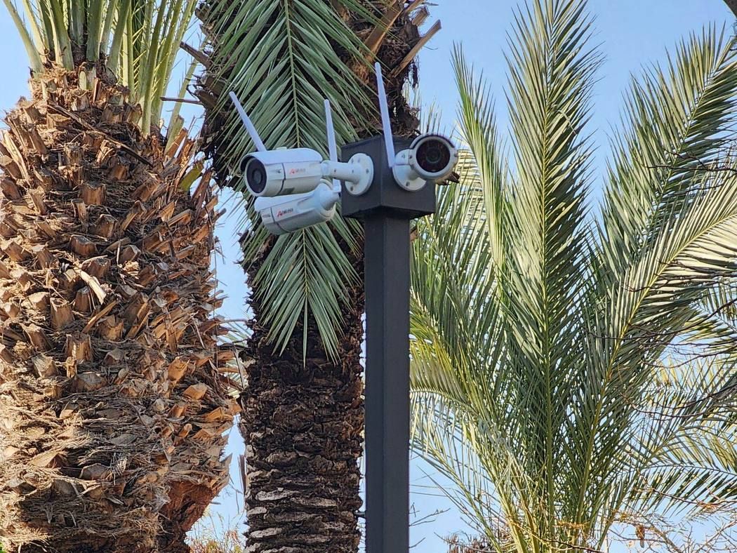 שתי מצלמות אבטחה על עמוד בחצר